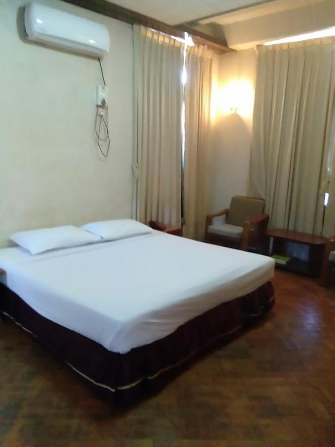 Halpin Hotel Yangon Esterno foto