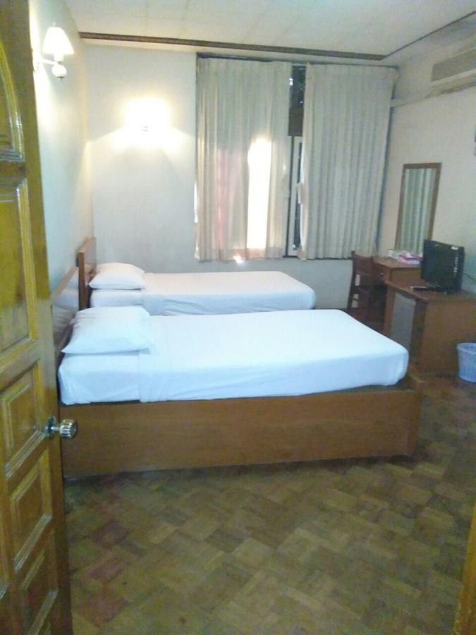 Halpin Hotel Yangon Esterno foto