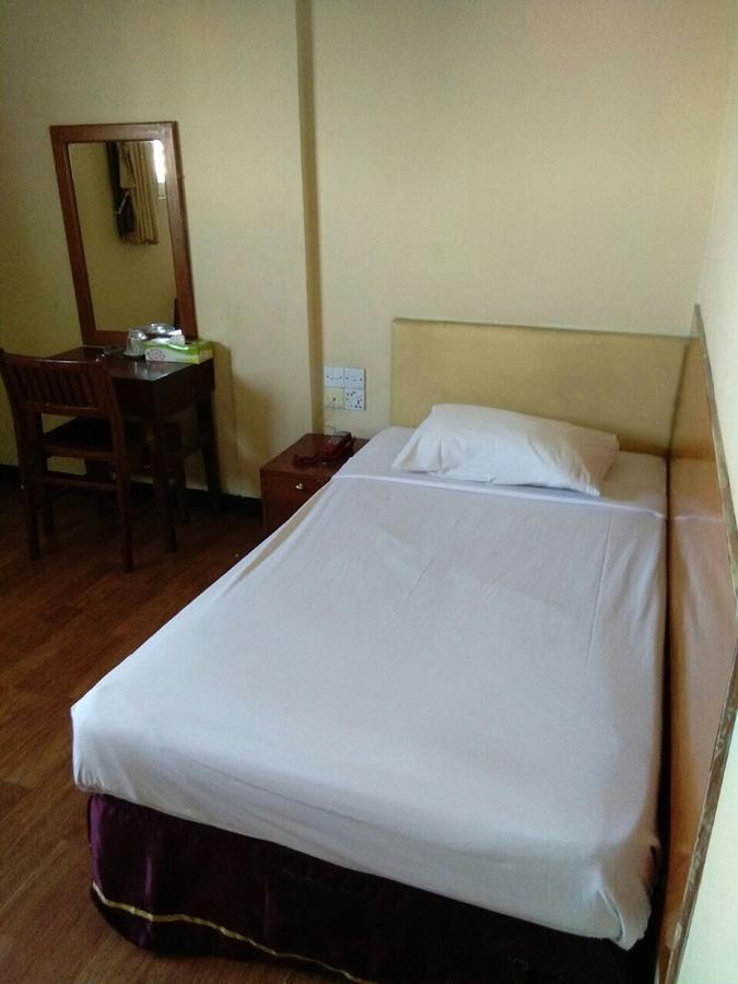 Halpin Hotel Yangon Esterno foto